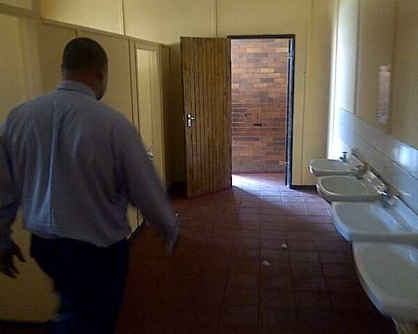Eldridge Primary School Toilets' - 16 November 2011